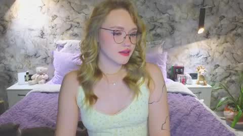 Snapshot of aurora_golden chatting on 10-18-25, 05:25 Kate online show from 10-18-25, 05:25