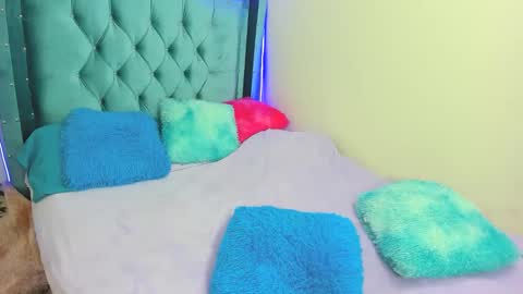 aurora_sky9 online show from 12-18-25, 02:28