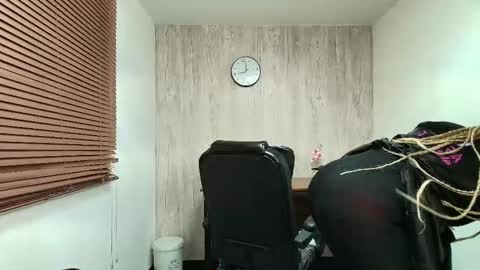 Ariana online show from 11-12-25, 02:01