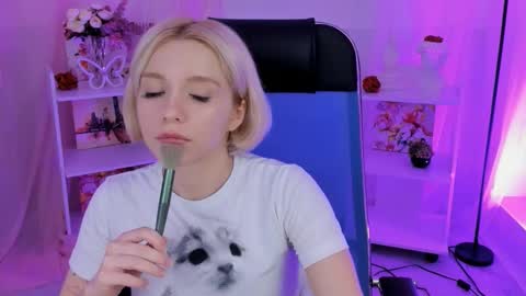 aurorawrenfield online show from 10-28-25, 04:49