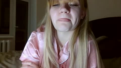 AuroraXRoses online show from 10-29-25, 07:15