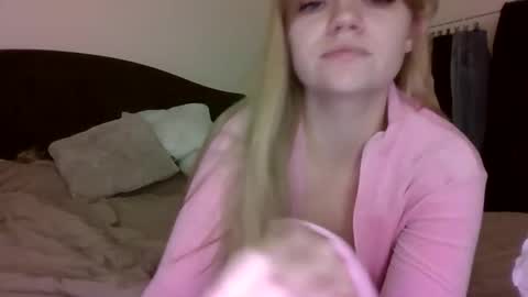 AuroraXRoses online show from 11-19-25, 06:30