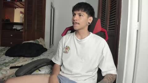 Snapshot of austin_falcon chatting on 10-17-25, 01:14 Austin online show from 10-17-25, 01:14