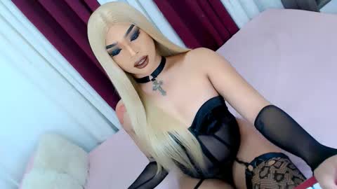 Snapshot of ava_lux chatting on 10-25-25, 10:12 Ava online show from 10-25-25, 10:12