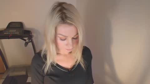 Snapshot of avaluxe_ chatting on 01-15-26, 04:11 Eira online show from 01-15-26, 04:11