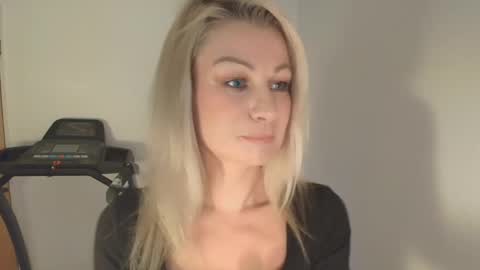 Snapshot of avaluxe_ chatting on 01-18-26, 04:00 Eira online show from 01-18-26, 04:00