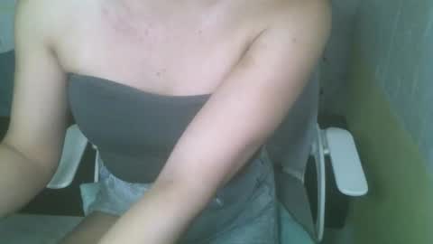 Snapshot of averageuncut1 chatting on 02-08-25, 11:01 Rhian online show from 02-08-25, 11:01