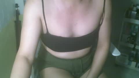Snapshot of averageuncut1 chatting on 03-01-25, 06:13 Rhian online show from 03-01-25, 06:13