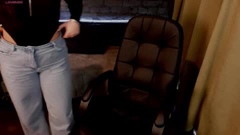 Snapshot of avery_flores chatting on 12-16-25, 11:21 Avery online show from 12-16-25, 11:21