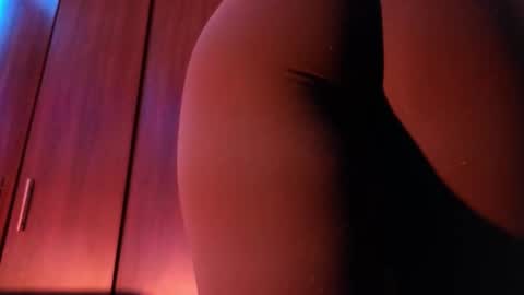 Saraaaa independent model 3 online show from 12-17-25, 03:45