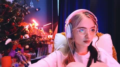 Snapshot of avi_nile chatting on 12-15-24, 02:30 Avriel online show from 12-15-24, 02:30