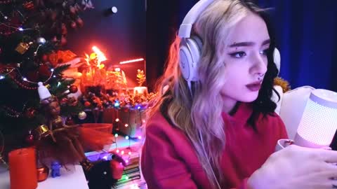 Snapshot of avi_nile chatting on 12-24-24, 02:43 Avriel online show from 12-24-24, 02:43