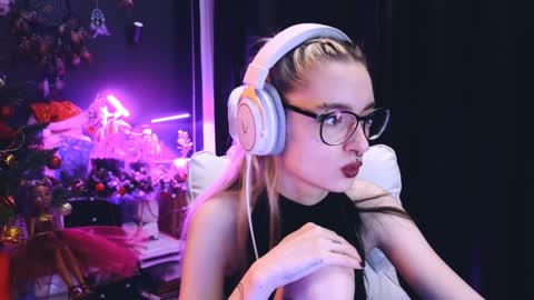 Snapshot of avi_nile chatting on 01-13-25, 12:09 Avriel online show from 01-13-25, 12:09