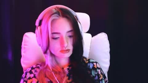 Snapshot of avi_nile chatting on 02-06-25, 02:22 Avriel online show from 02-06-25, 02:22