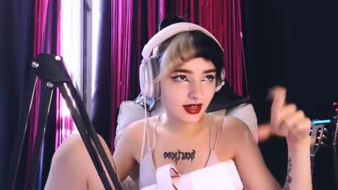 Snapshot of avi_nile chatting on 09-20-25, 05:19 Avriel online show from 09-20-25, 05:19