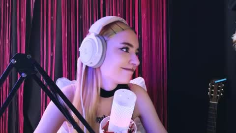Snapshot of avi_nile chatting on 05-07-26, 04:40 Avriel online show from 05-07-26, 04:40