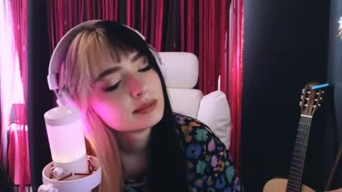 Snapshot of avi_nile chatting on 05-27-26, 04:09 Avriel online show from 05-27-26, 04:09