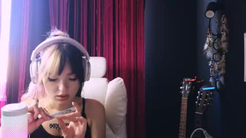 Snapshot of avi_nile chatting on 06-04-26, 04:40 Avriel online show from 06-04-26, 04:40
