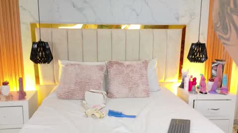 Snapshot of avril_evansgb chatting on 12-18-25, 01:06 Javier y Lorena online show from 12-18-25, 01:06