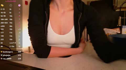 Snapshot of avvaiia chatting on 03-15-26, 12:05 Avaia online show from 03-15-26, 12:05