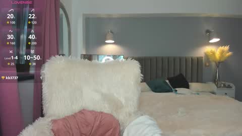 Snapshot of awesome_jolie chatting on 09-25-25, 02:43 Jolie online show from 09-25-25, 02:43