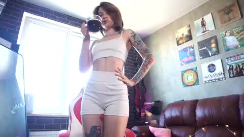 Snapshot of awondrr chatting on 03-08-25, 09:17 Alice online show from 03-08-25, 09:17