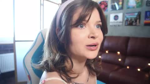 Snapshot of awondrr chatting on 09-30-25, 09:58 Alice online show from 09-30-25, 09:58