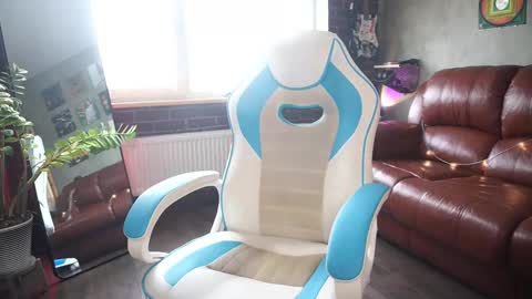 Snapshot of awondrr chatting on 10-18-25, 11:55 Alice online show from 10-18-25, 11:55