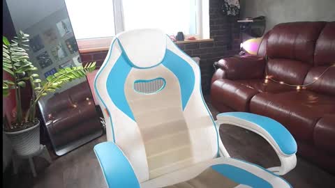 Snapshot of awondrr chatting on 10-21-25, 11:22 Alice online show from 10-21-25, 11:22