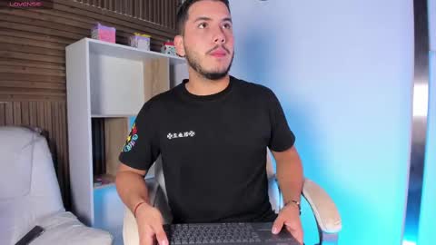 axel_grey_ online show from 10-06-25, 12:13