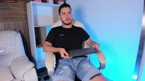 axel_grey_ online show from 10-08-25, 12:14