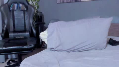 Snapshot of axel_owen chatting on 01-10-25, 10:57 Axel online show from 01-10-25, 10:57