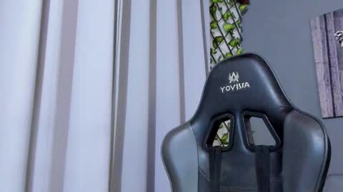 Snapshot of axel_owen chatting on 02-17-25, 01:15 Axel online show from 02-17-25, 01:15