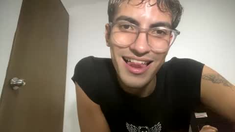 Snapshot of axellatino_ chatting on 01-23-25, 12:35 Axel online show from 01-23-25, 12:35