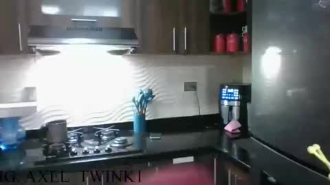 Snapshot of axellatino_ chatting on 10-18-25, 02:14 Axel online show from 10-18-25, 02:14