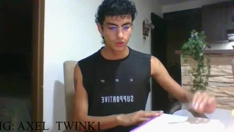 Snapshot of axellatino_ chatting on 10-19-25, 01:06 Axel online show from 10-19-25, 01:06