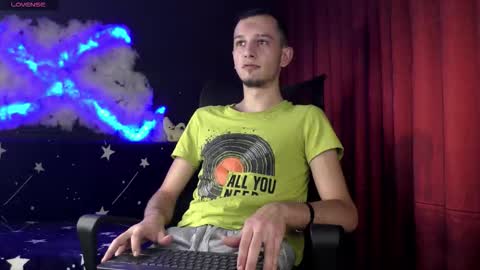 Snapshot of axelmaxximo chatting on 12-04-25, 04:00 Axxel online show from 12-04-25, 04:00