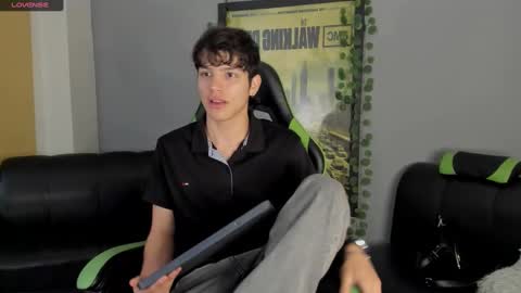 Snapshot of axelraven chatting on 12-27-24, 02:01 Axel Raven online show from 12-27-24, 02:01