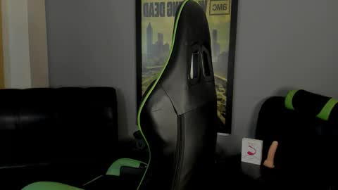 Snapshot of axelraven chatting on 01-09-25, 04:17 Axel Raven online show from 01-09-25, 04:17