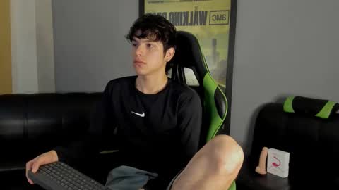 Snapshot of axelraven chatting on 01-10-25, 12:58 Axel Raven online show from 01-10-25, 12:58