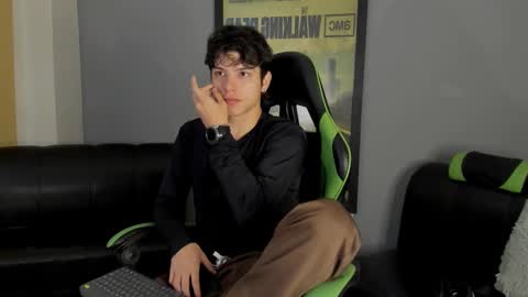 Snapshot of axelraven chatting on 01-14-25, 02:22 Axel Raven online show from 01-14-25, 02:22