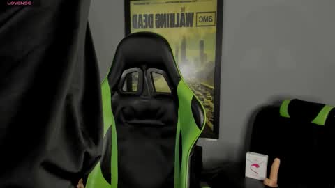 Snapshot of axelraven chatting on 01-16-25, 01:47 Axel Raven online show from 01-16-25, 01:47