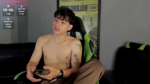 Snapshot of axelraven chatting on 01-21-25, 02:59 Axel Raven online show from 01-21-25, 02:59