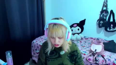 Azu Moure online show from 11-21-25, 04:00