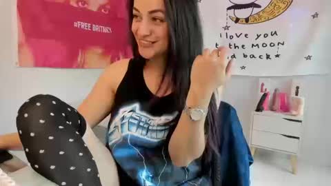 Snapshot of azucenaxxxgp chatting on 10-15-25, 02:50 Azucena R online show from 10-15-25, 02:50