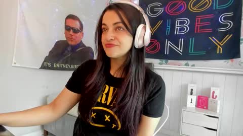 Snapshot of azucenaxxxgp chatting on 10-18-25, 03:13 Azucena R online show from 10-18-25, 03:13