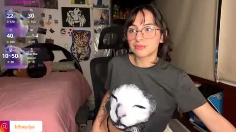 Snapshot of b0nnie_h0ney chatting on 03-13-26, 01:23 Lyanna online show from 03-13-26, 01:23