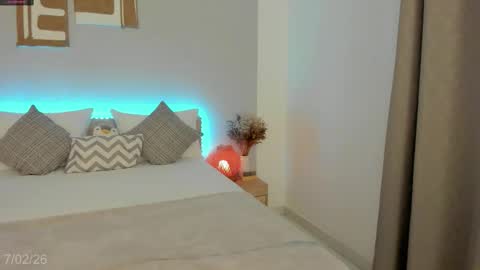 itzell  online show from 02-08-26, 01:42