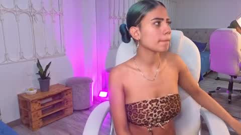 Julieta online show from 05-22-26, 12:00