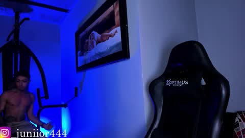 Junior       Independent Model online show from 12-15-25, 03:55